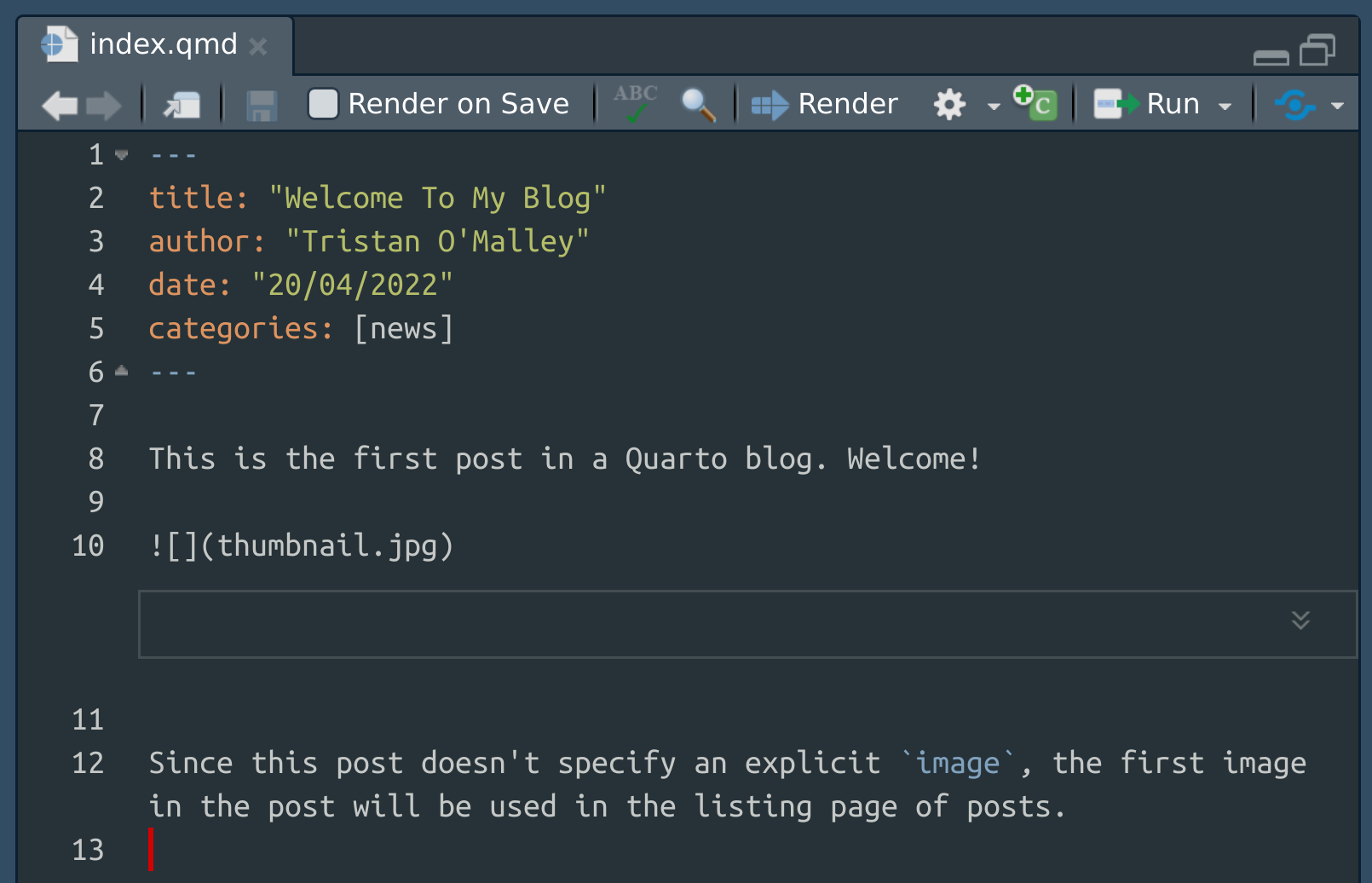 Een blog post geschreven in quarto markdown open in de RStudio editor. Merk op dat op de plaats waar je normaal de 'Knit' knop zou verwachten voor een R markdown document, er een 'Render' knop is. Die heeft dezelfde functie en is toegewezen aan dezelfde sneltoetsen als de knop 'Knit